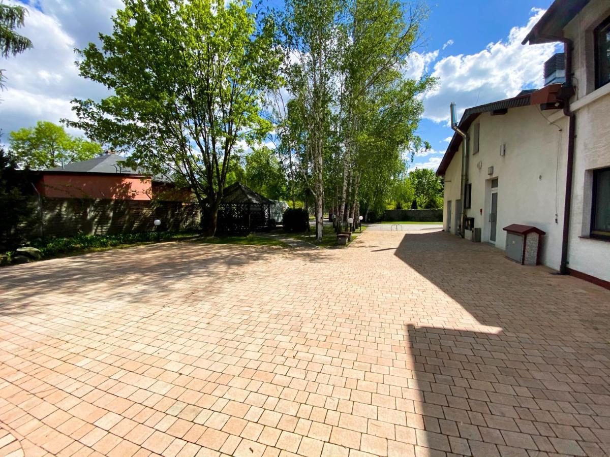 Hotel Garden Oleśnica Extérieur photo